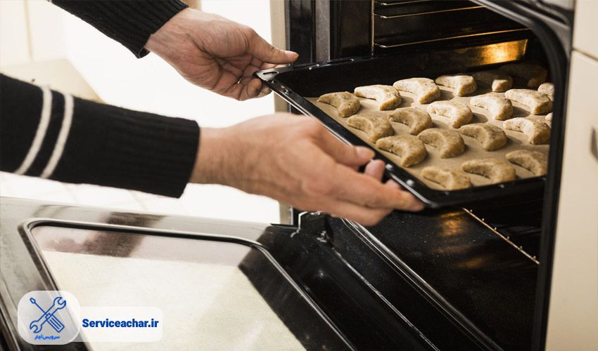 قرار دادن غذا داخل فر